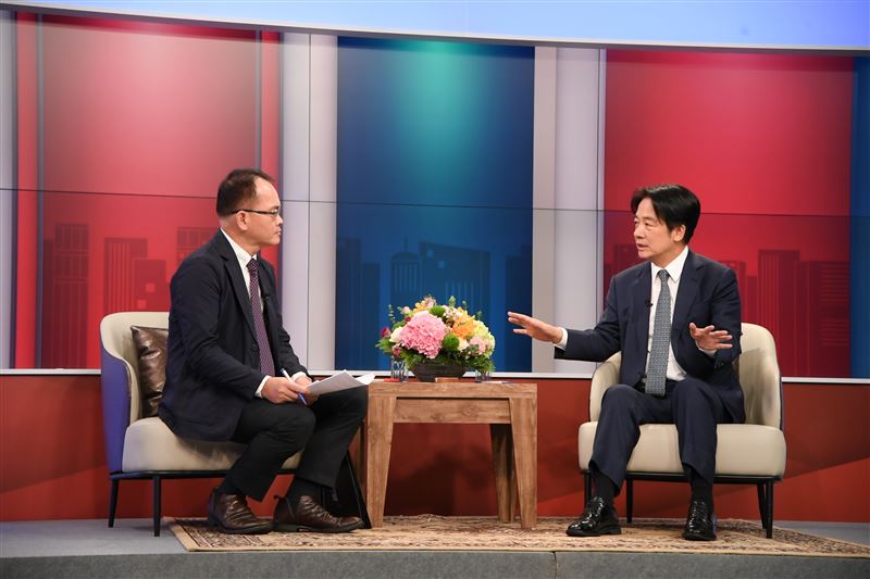 民進黨總統參選人賴清德接受三立電視政論節目「鄭知道了」主持人鄭弘儀專訪。 (圖:三立電視)