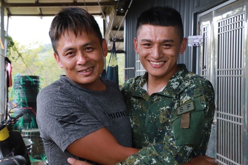 國軍第五作戰區派遣特戰官兵執行搜救運補任務，其中特4營上兵施芷崴8日與同袍送民生物資抵達父母受困避難的工寮，並喊「爸，我來了！」與父親相擁。（國軍第五作戰區提供） (圖：中央社)