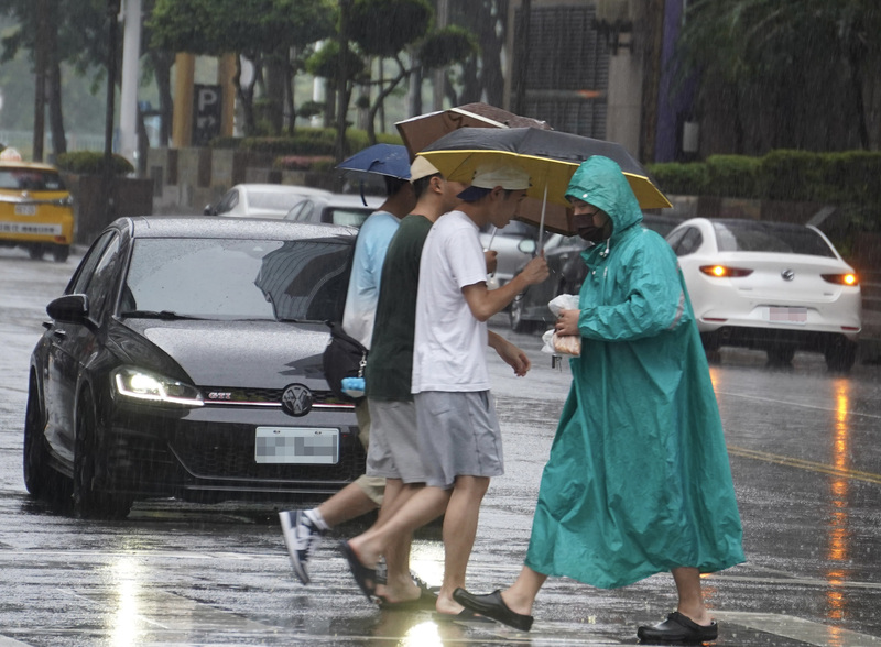 中南部易有陣雨或雷雨 北部午後可能有大雷雨。 (圖：中央社)