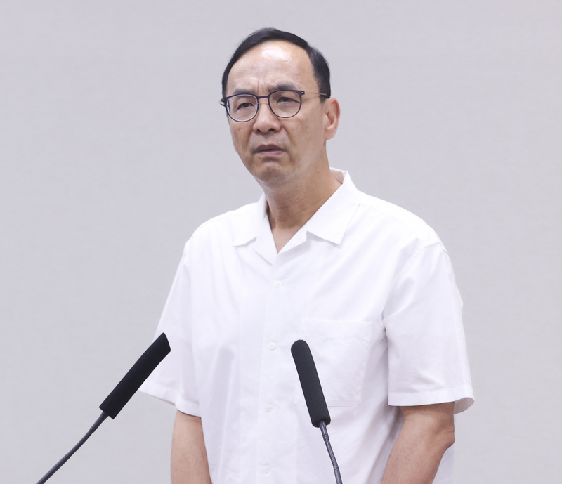 國民黨主席朱立倫9日下午在黨中常會上表示，中華民國現有負債加潛藏負債，可能有新台幣24兆多元，平均下來每位國民人均負債達105萬元。(圖：中央社)