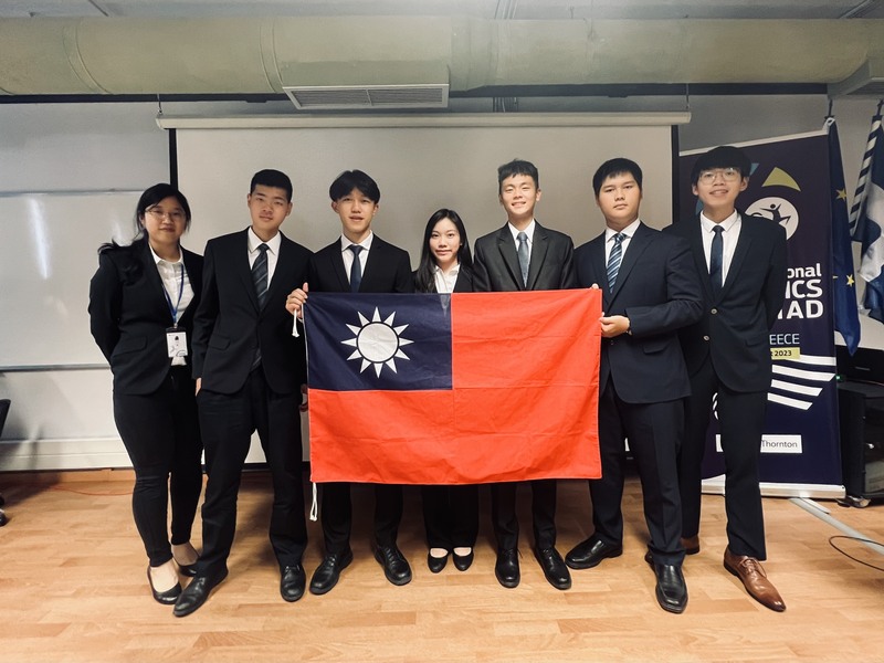 台灣學子參加由希臘主辦的2023國際經濟學奧林匹亞競賽，為第4次參與國際經濟學奧林匹亞，一共拿下1金4銀，全球排名第5。(圖：中央社)