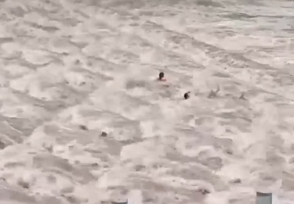 四川省成都的網紅打卡景點魚鱗壩9日上午河水暴漲，造成7人死亡。(圖擷自YouTube)