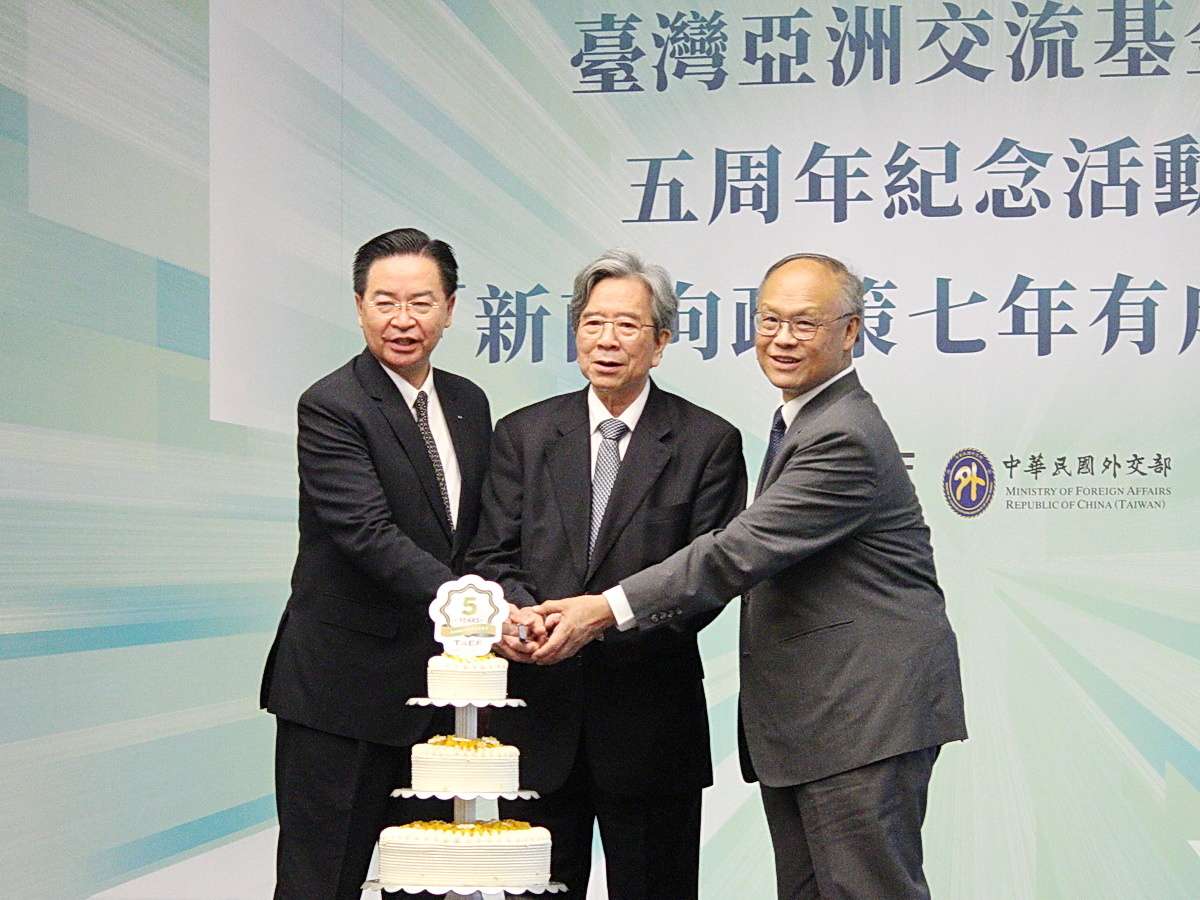 台灣亞洲交流基金會9日舉辦五週年紀念活動，行政院政務委員鄧振中(右)、外交部長吳釗燮(左)、台亞會董事長蕭新煌(中)共同切蛋糕為台亞會慶生 (央廣記者王照坤 攝)
