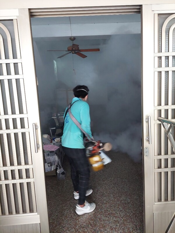 屏東本土登革熱累計9例，其中1名86歲婦人因染疫死亡，縣府10日進行第2次擴大強制孳清及噴藥，由各村長加強社區動員，清除積水容器，杜絕疫情蔓延。（屏東縣政府提供）中央社記者李卉婷傳真  112年8月10日 (圖：中央社)
