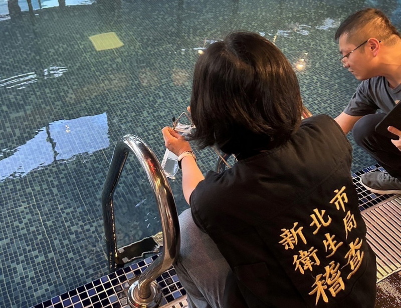 國內發生福氏內格里阿米巴腦膜腦炎死亡病例，新北市政府衛生局已會同衛福部疾管署前往採集環境與水樣檢體，由中央疾管署帶回檢體檢驗，將釐清感染源。(圖：中央社)