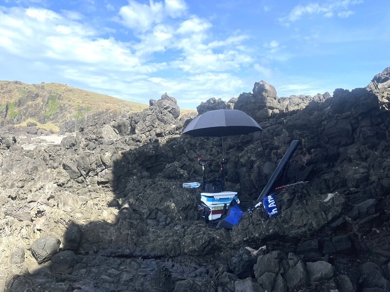 空軍氣象聯隊駐守綠島的探空分隊張姓士官長9日晚間在綠島帆船鼻岸邊釣魚失蹤，10日上午仍未返回營區報到，第十三海巡隊表示，經現場查看，岸際僅有釣魚用具，並未發現張男，目前由海巡人員持續搜救中。（海巡提供） (圖：中央社)