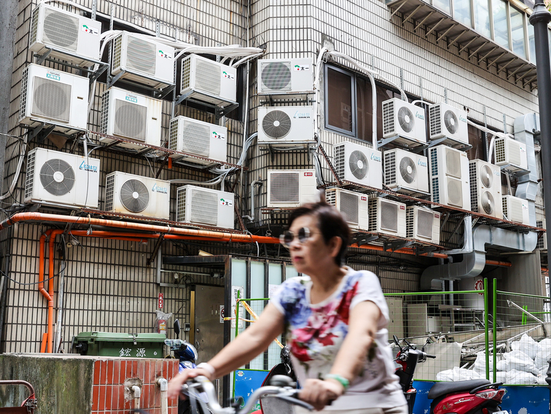 隨著夏季高溫不斷，今天(22日)台灣用電量再度衝高。本日尖峰用電量出現在下午1時36分，達到4,119.1萬瓩，創下歷史次高。(示意圖：中央社)