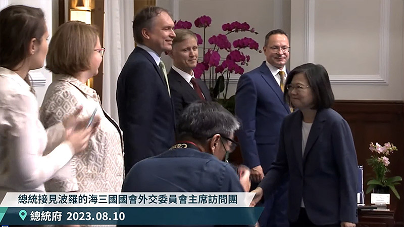 蔡英文總統(右1)10日接見波羅的海三國國會外交委員會主席訪團。(翻攝自總統臉書直播)