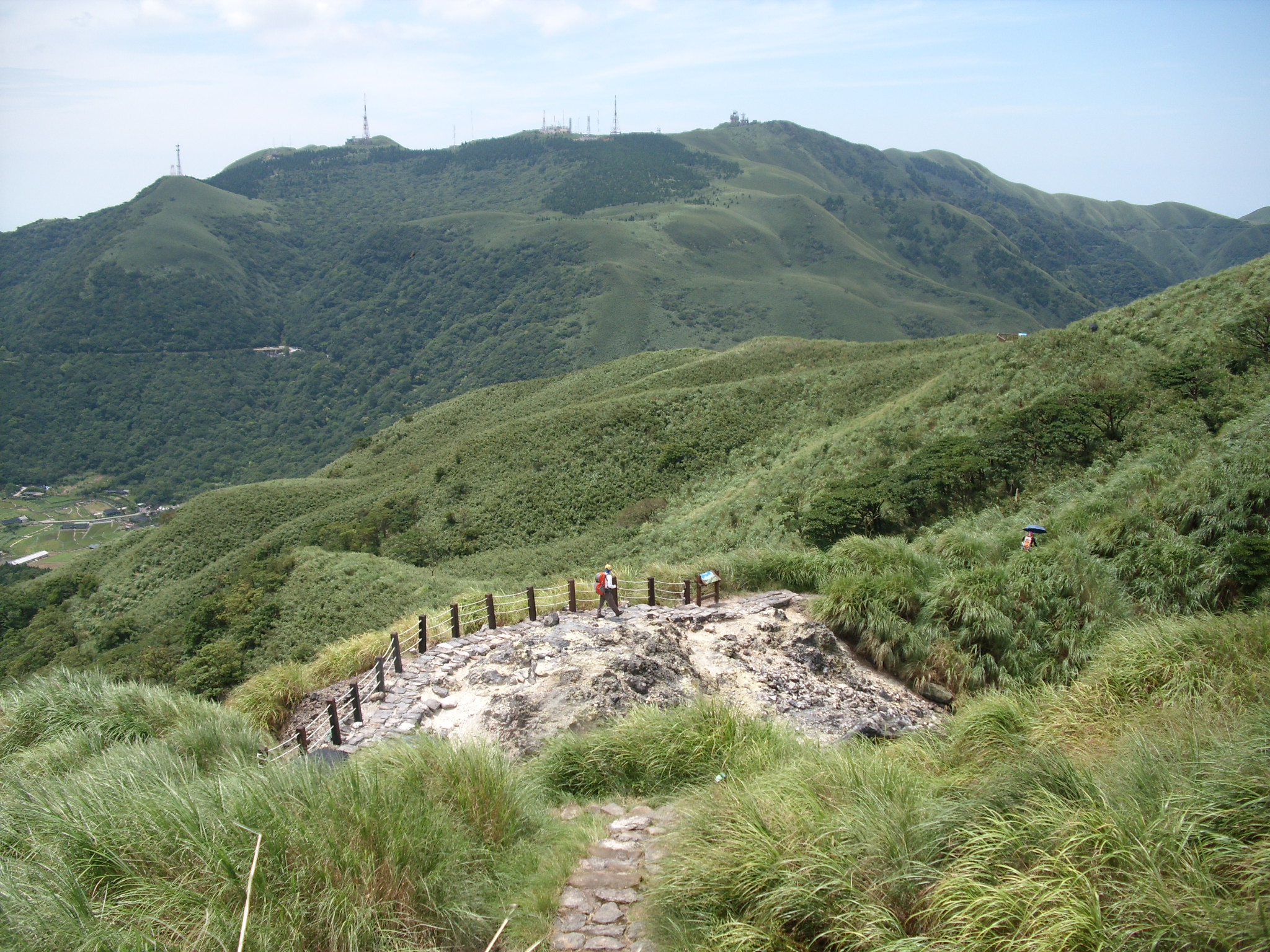 七星山至小油坑步道及對面的小觀音山。（圖：取自維基百科／Ianbu 攝／CC BY-SA 3.0）