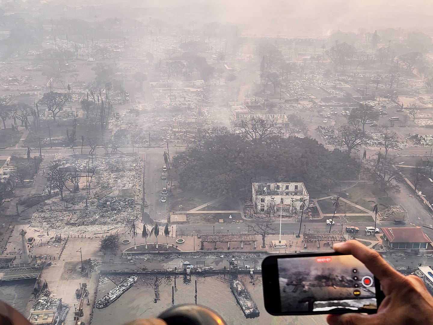 夏威夷的拉海納鎮(Lahaina)受到野火侵襲，快速蔓延的火勢將當地燒成一片廢墟。圖為民眾從空中拍下景象。(Twitter/@Albinnion)