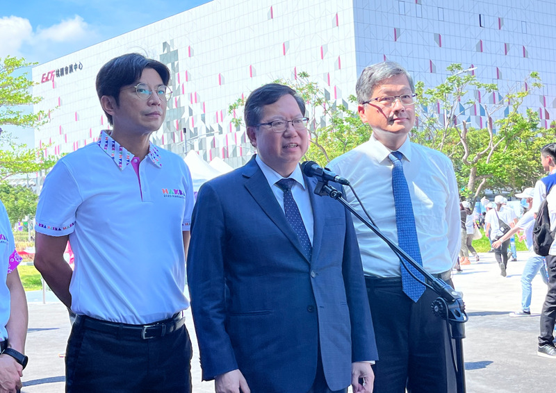 副總統賴清德將啟程訪問巴拉圭，中國拉攏巴國媒體負面宣傳。行政院副院長鄭文燦（中）11日表示，中國行為非常可恥，台灣有權跟世界做朋友。 (圖：中央社)
