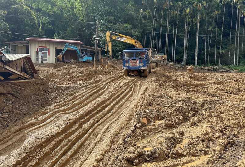 杜蘇芮與卡努颱風及後續季風環流日前帶來強烈降雨，重創南投仁愛鄉跟高雄桃源區等中南部山區。圖為南投縣府日前出動機具清除土石、復原環境。(南投縣政府提供/圖：中央社)