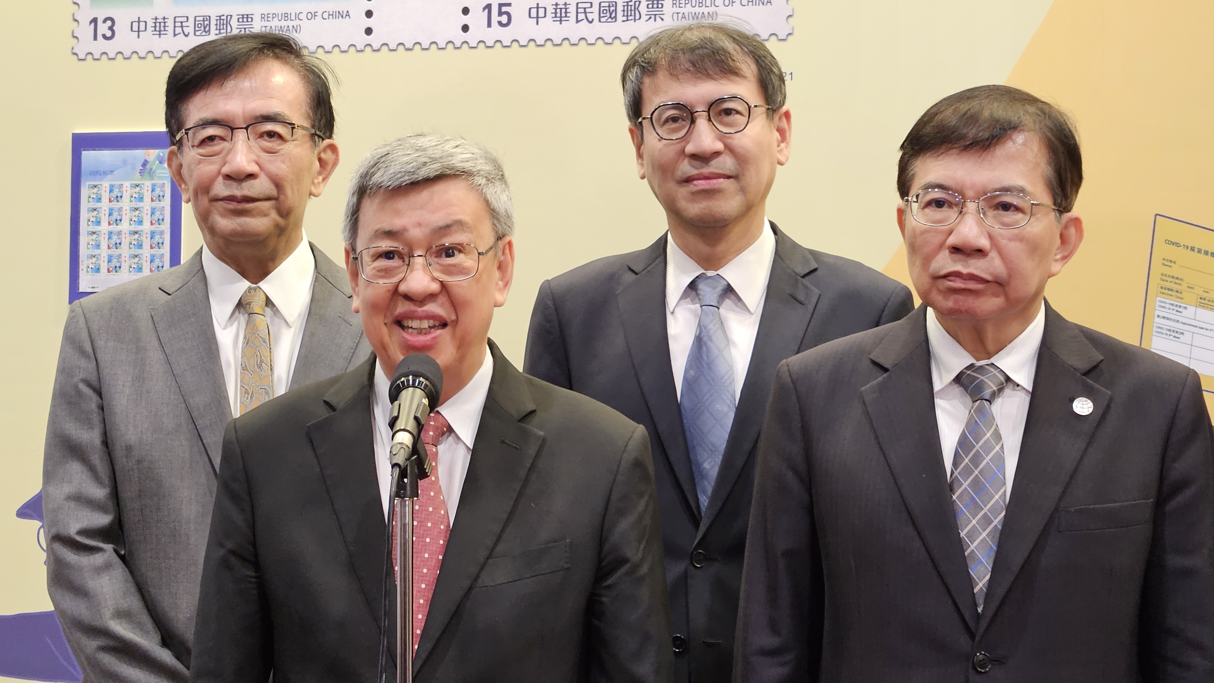 陳建仁(前排左)11日表示，網路投資詐騙廣告都在規定時間內下架，因此並未開罰。(劉品希 攝)