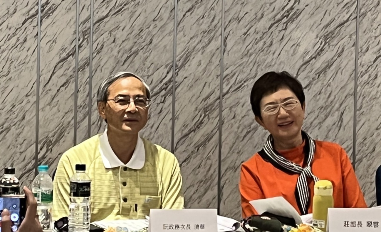 財政部11日和媒體座談，圖為財政部次長阮清華(左)、財政部長莊翠雲(右)。(陳林幸虹 攝)