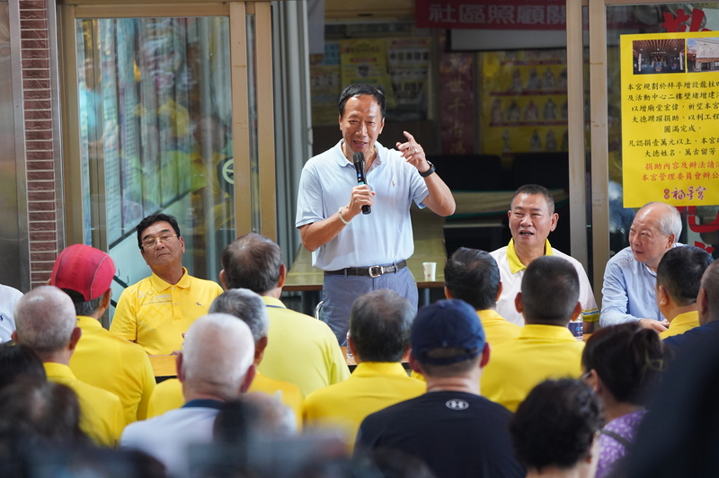 鴻海集團創辦人郭台銘(後右3)12日上午到石牌福星宮參拜 ，並與當地里長座談交換意見。 (圖：中央社)