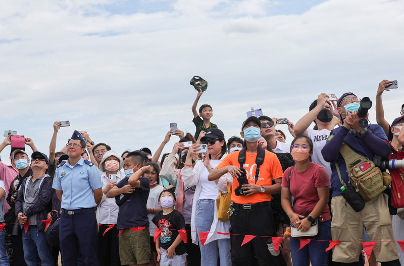 空軍台中清泉崗基地12日展開航空嘉年華，吸引大批民眾共襄盛舉。(圖：中央社)