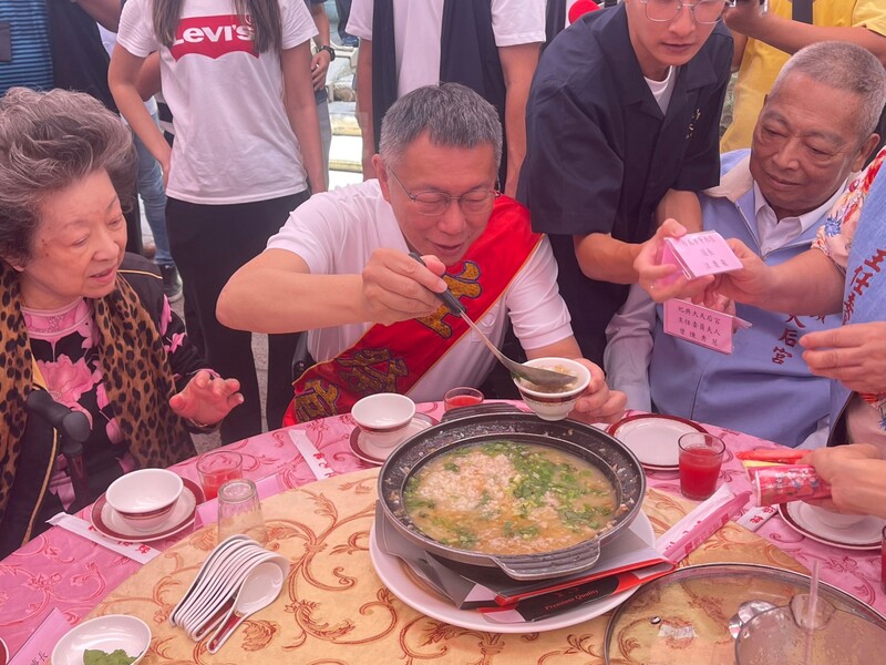 台灣民眾黨主席、總統參選人柯文哲(前中)12日參拜台南市中西區大天后宮，並與信眾共同用餐。 (圖：中央社)