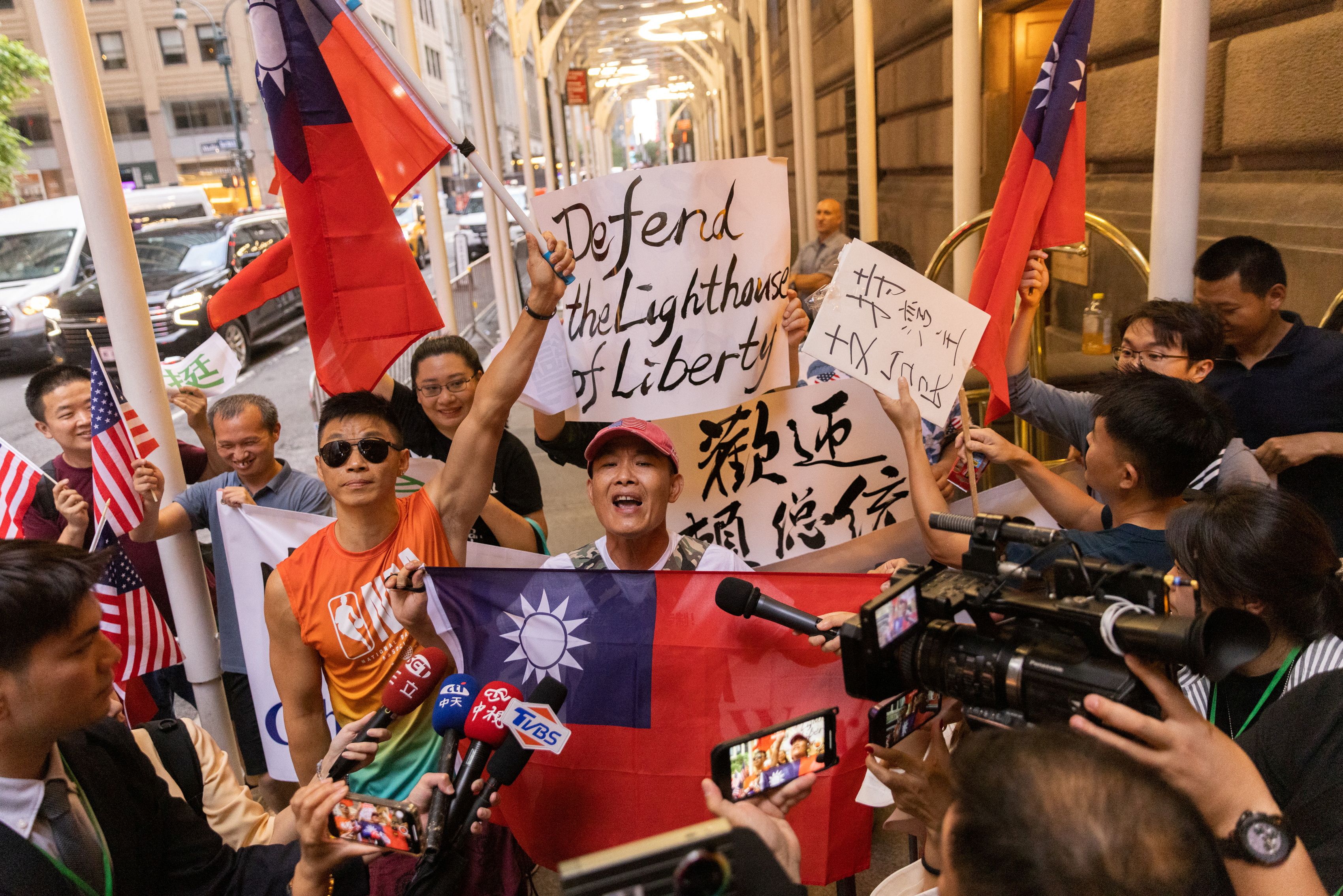 支持者12日歡迎賴清德副總統過境紐約。  (路透社/達志影像)