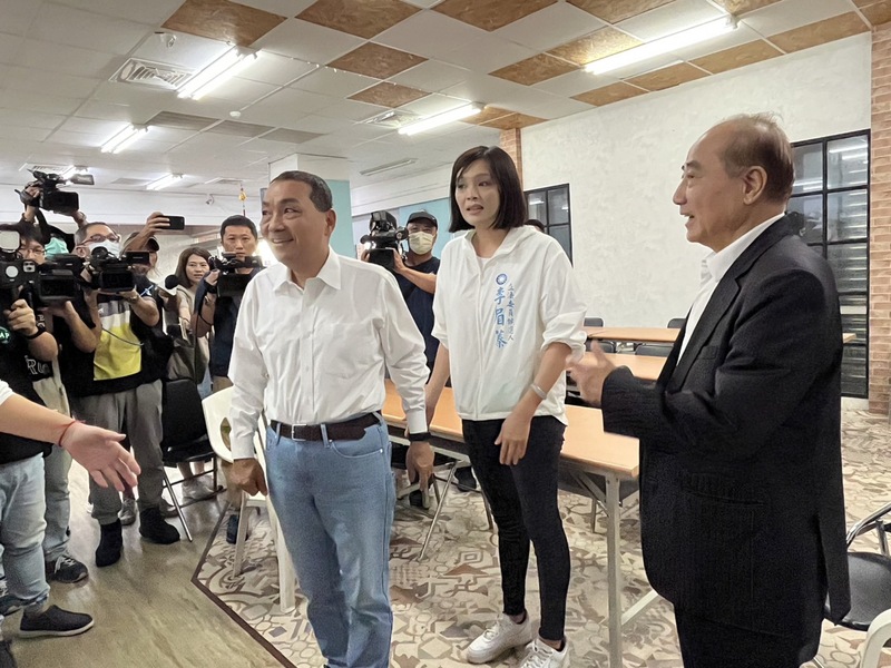 國民黨總統參選人侯友宜(前左)13日在高雄走透透，第一個行程先到國民黨高雄市黨部與前立法院長王金平(右)和黨籍立委參選人吃早餐。 (圖：中央社)