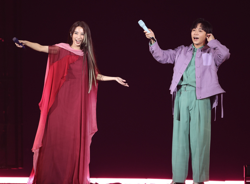 歌手田馥甄（左）「一一」巡迴演唱會台北最終場13日晚間在台北小巨蛋登場，音樂人好友青峰（右）驚喜現身舞台，兩人開心和台下歌迷互動。 (圖：中央社)