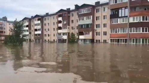 俄羅斯遠東濱海邊疆地區(Primorsky)因洪水潰堤導致城鎮嚴重淹水。(Twitter/@chematierra)