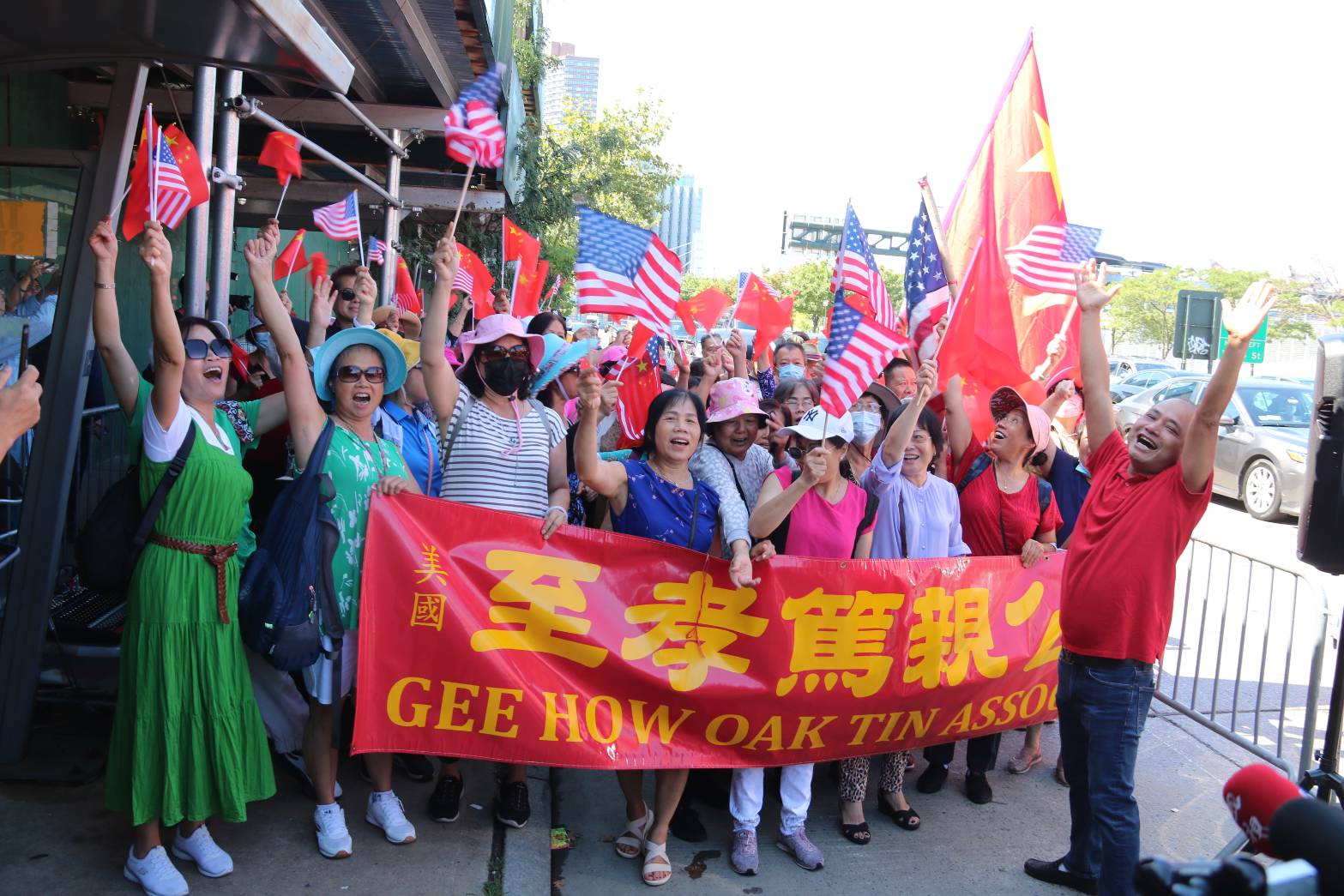 中國僑界動員僑民赴副總統賴清德紐約僑宴會場外抗議。(歐陽夢萍 攝)