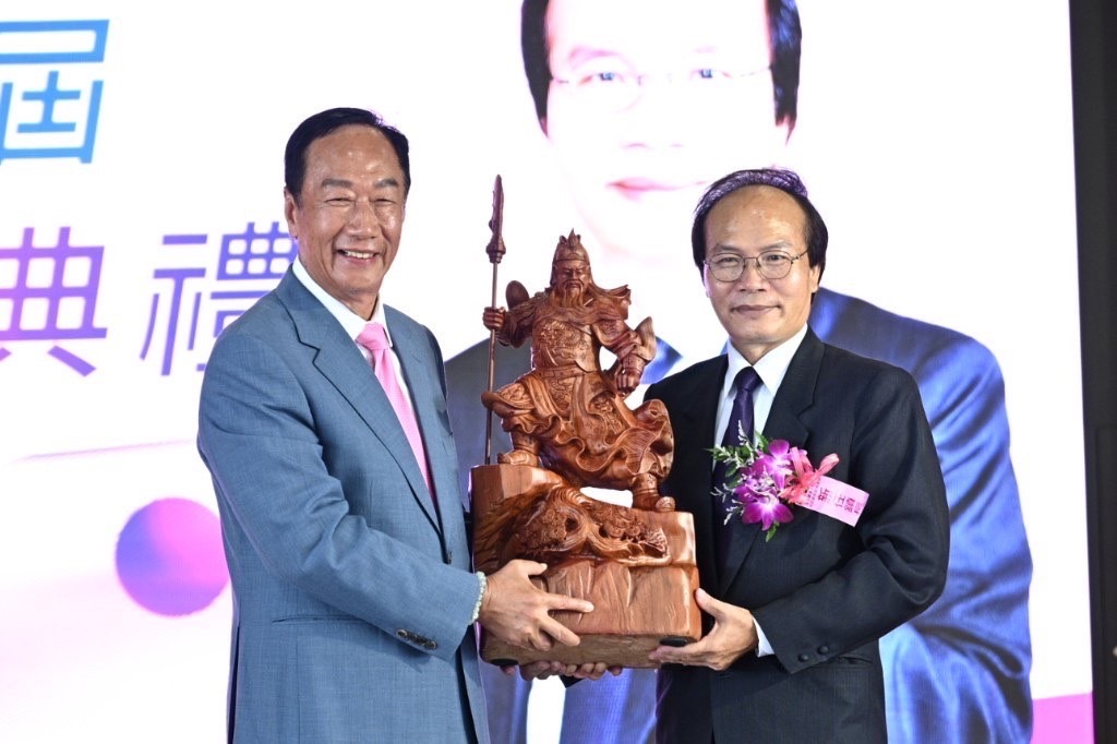 鴻海集團創辦人郭台銘出席北斗鎮鎮長顏宏霖(右)的就職典禮，不僅上台致詞，也贈送一尊關公木雕。(郭台銘辦公室提供)