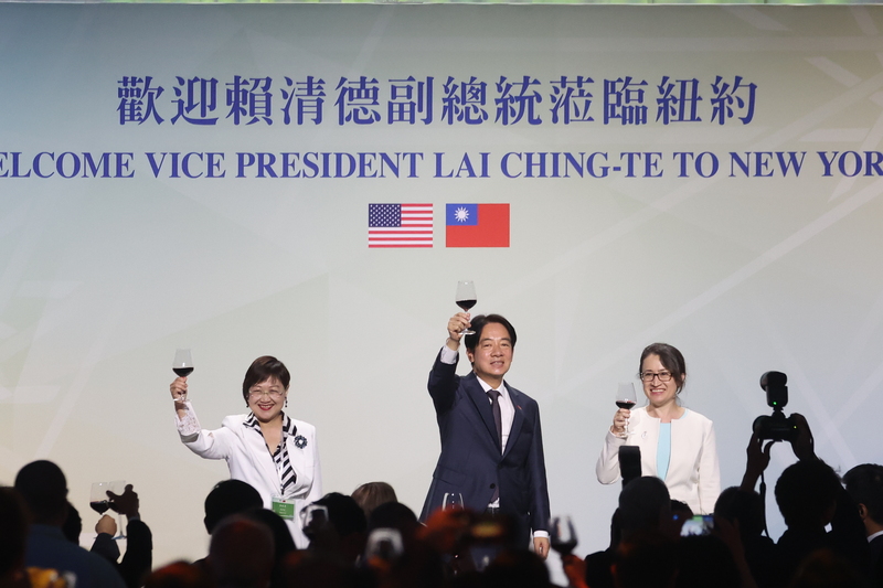 副總統賴清德（後中）率特使團前往巴拉圭，去程過境美國紐約，美東時間13日中午參加僑宴時，上台與駐美代表蕭美琴（後右）、僑務委員會委員長徐佳青（後左）向與會貴賓舉杯敬酒。中央社記者趙世勳攝  112年8月14日 (圖：中央社)