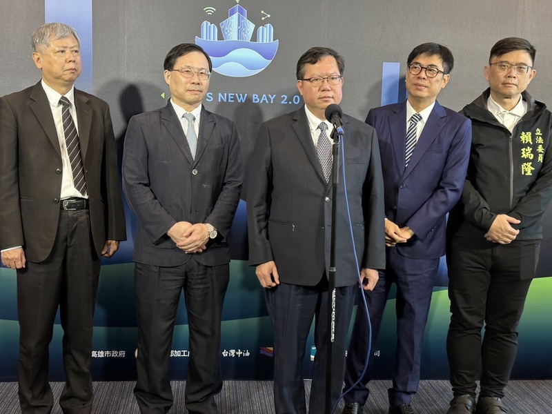 網紅「館長」陳之漢直播質疑，台電的虧損與外購再生能源有關。行政院副院長鄭文燦（中）14日表示，虧損主因是國際燃油、煤炭等價格高漲，不要因政治立場不同就任意抹黑。 (圖：中央社)