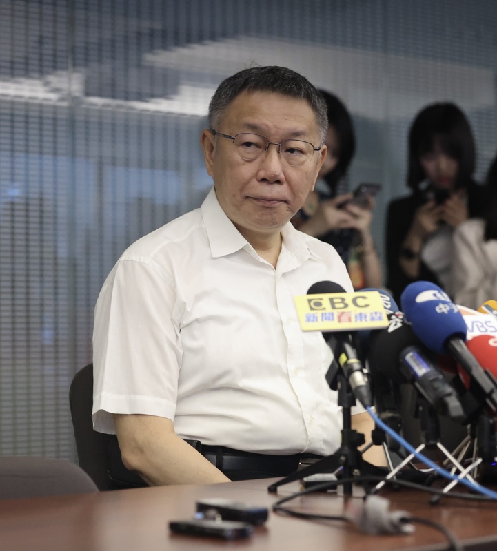 台灣民眾黨主席柯文哲表示，郭台銘每天講的話都不一樣，有時會讓人無所適從。(圖：中央社)