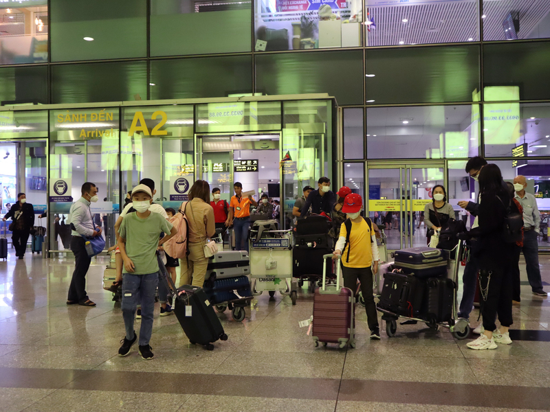 圖為河內內排國際機場的入境旅客。 (圖：中央社)