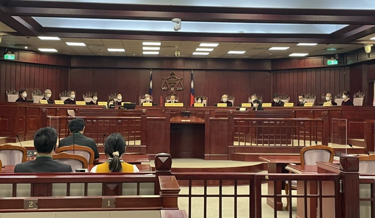 憲法法庭11日做出「112年憲判字第13號判決」，認為販賣第一級毒品者一律以無期徒刑為最低法定刑，牴觸憲法比例原則。(司法院提供)