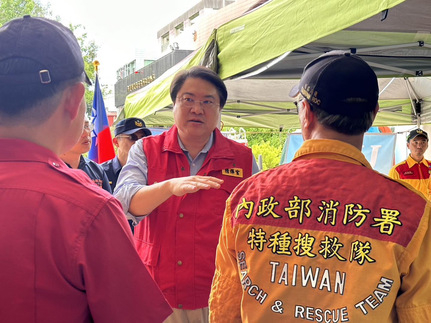 內政部長林右昌表示，他請各地方政府配合中央災害應變中心的規劃，填寫孤島潛勢整備表，並配合地方應變中心的開設，逐層審核動作，以確保正確性。(臉書)