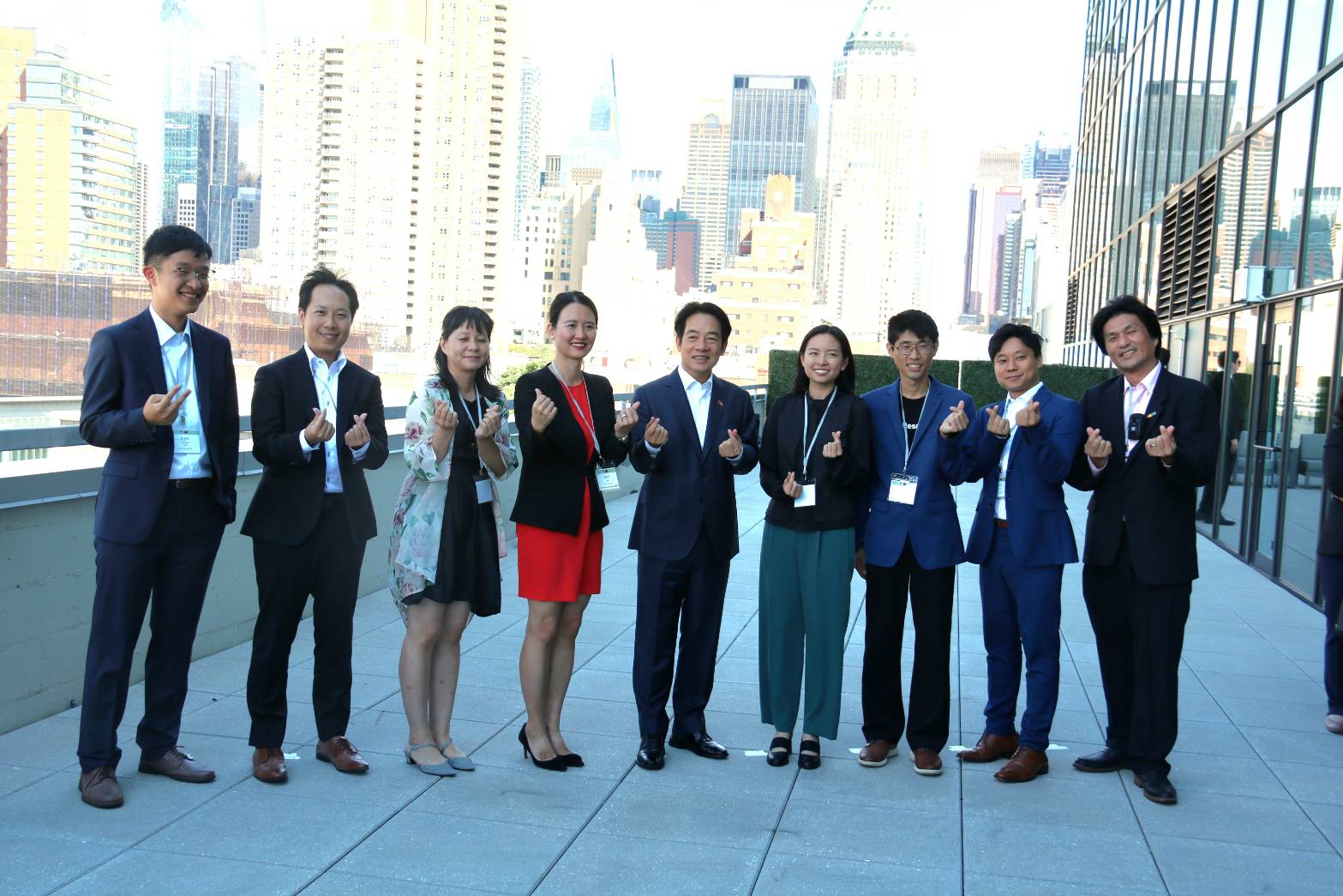 副總統賴清德(中)在紐約與青年座談，希望「民主大聯盟」能網羅跨國際人才。(歐陽夢萍 攝)