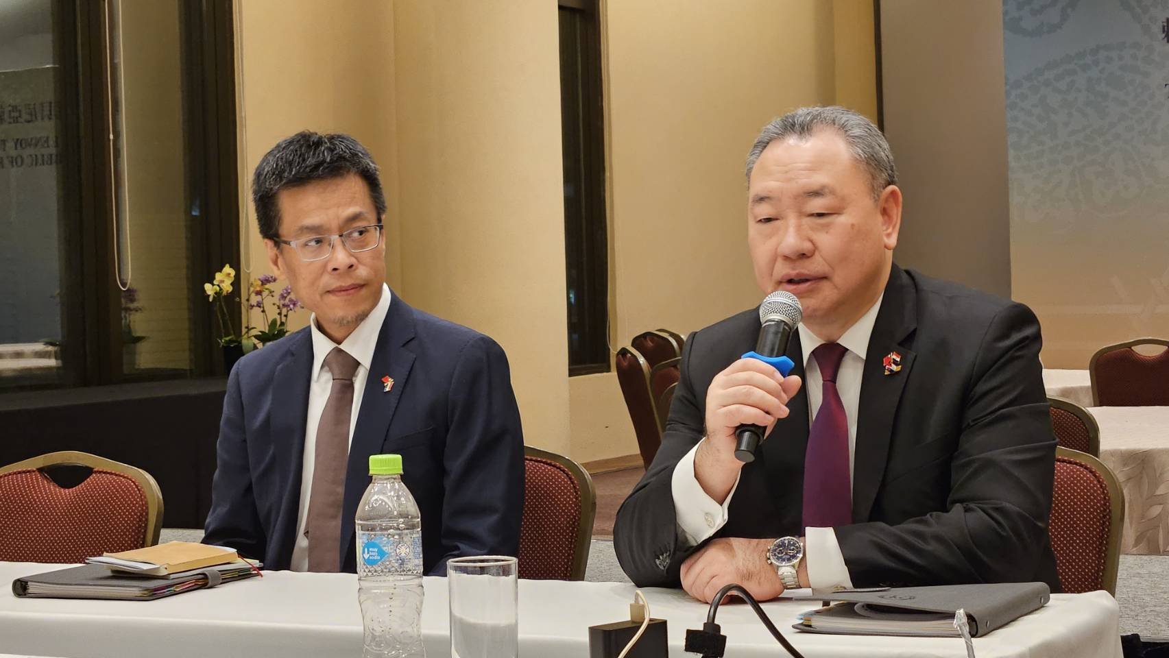 外交部次長俞大㵢(右)與總統府副秘書長黃重諺(左)轉述副總統賴清德與巴拉圭現任總統阿布鐸、新任總統潘尼亞會晤內容。(歐陽夢萍 攝)