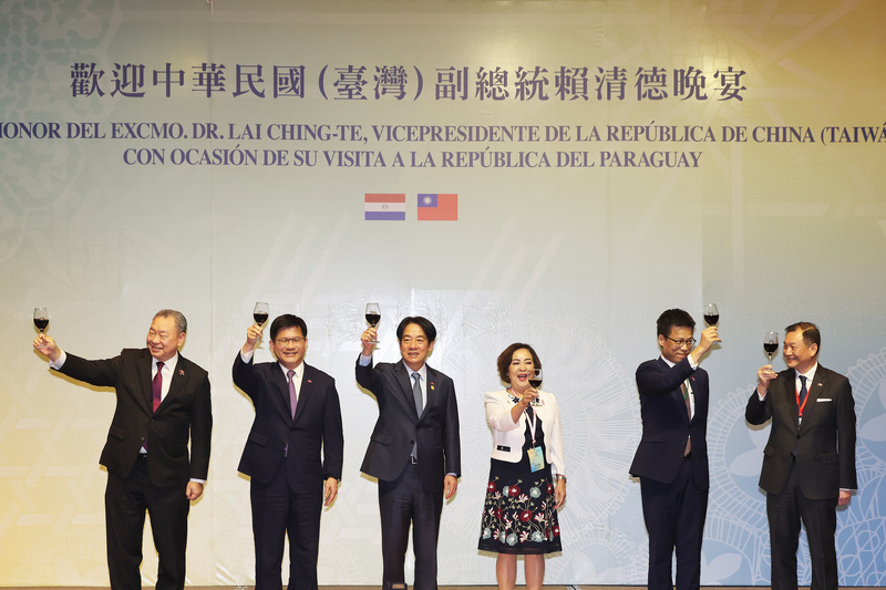 副總統賴清德（左3）在當地時間14日晚間出席巴拉圭僑宴，與總統府祕書長林佳龍（左2）、外交部次長俞大雷（左）等人向與會貴賓舉杯敬酒。中央社記者趙世勳攝  112年8月15日 (圖：中央社)