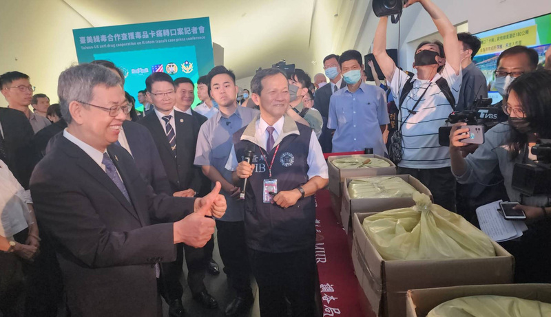 台美聯手陸續查獲印尼來台經高雄港轉口前往美國貨櫃，藏有第三級毒品卡痛7535箱，重量近180噸，為國內史上最大宗毒品轉口案。圖為行政院長陳建仁（左）15日南下嘉勉有功人員。 (圖：中央社)