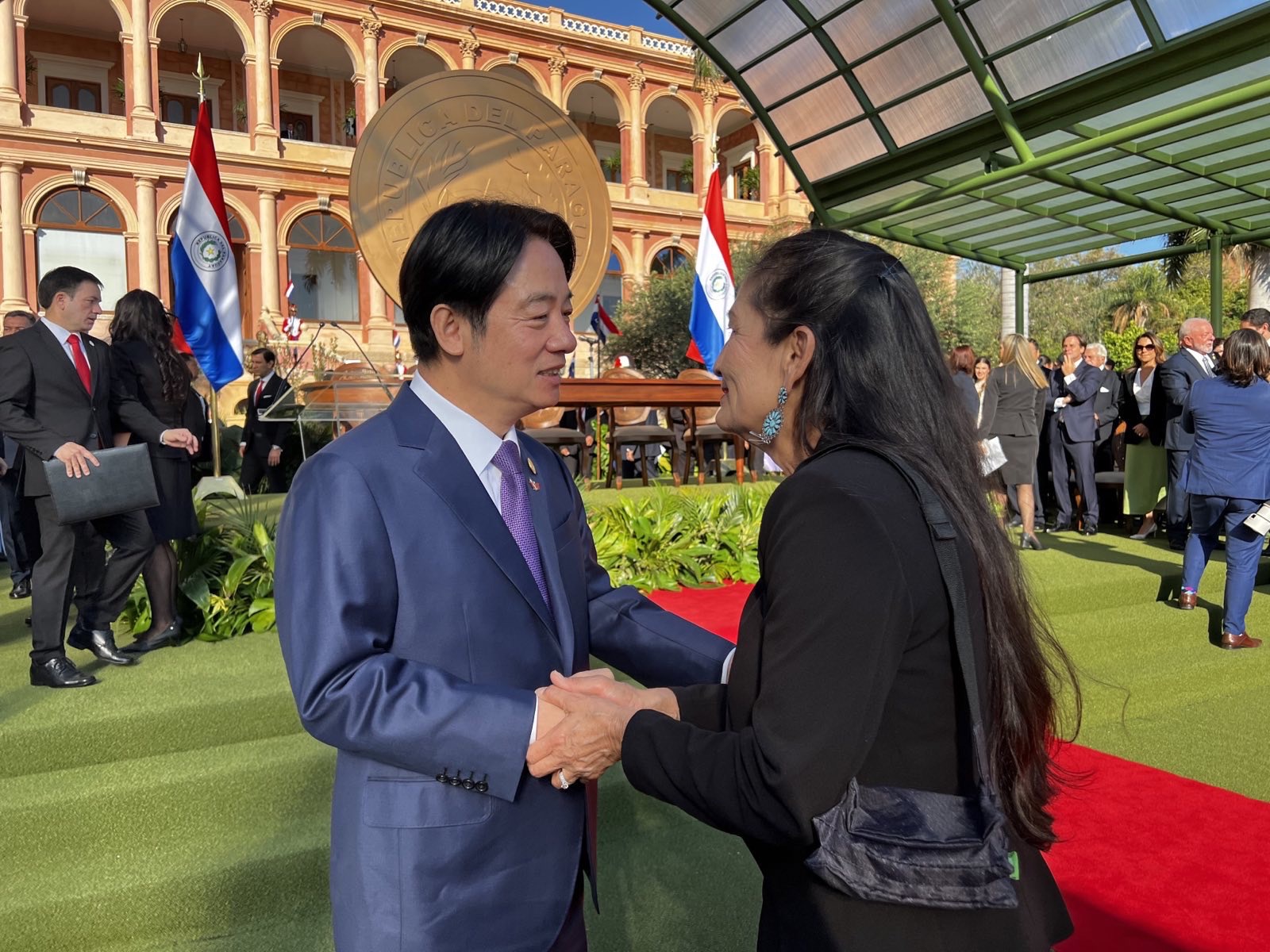 副總統賴清德(左)在巴拉圭新任總統就職典禮中，與美國內政部長哈蘭德(Deb Haaland)互動。(特使團提供)