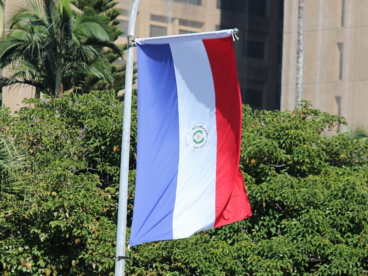 巴拉圭是中華民國在南美的唯一友邦，前日本駐巴拉圭大使中谷好江透露，中國曾利用疫苗，試圖迫使巴拉圭「棄台投中」。圖為巴拉圭國旗。(央廣檔案/記者王照坤 攝)