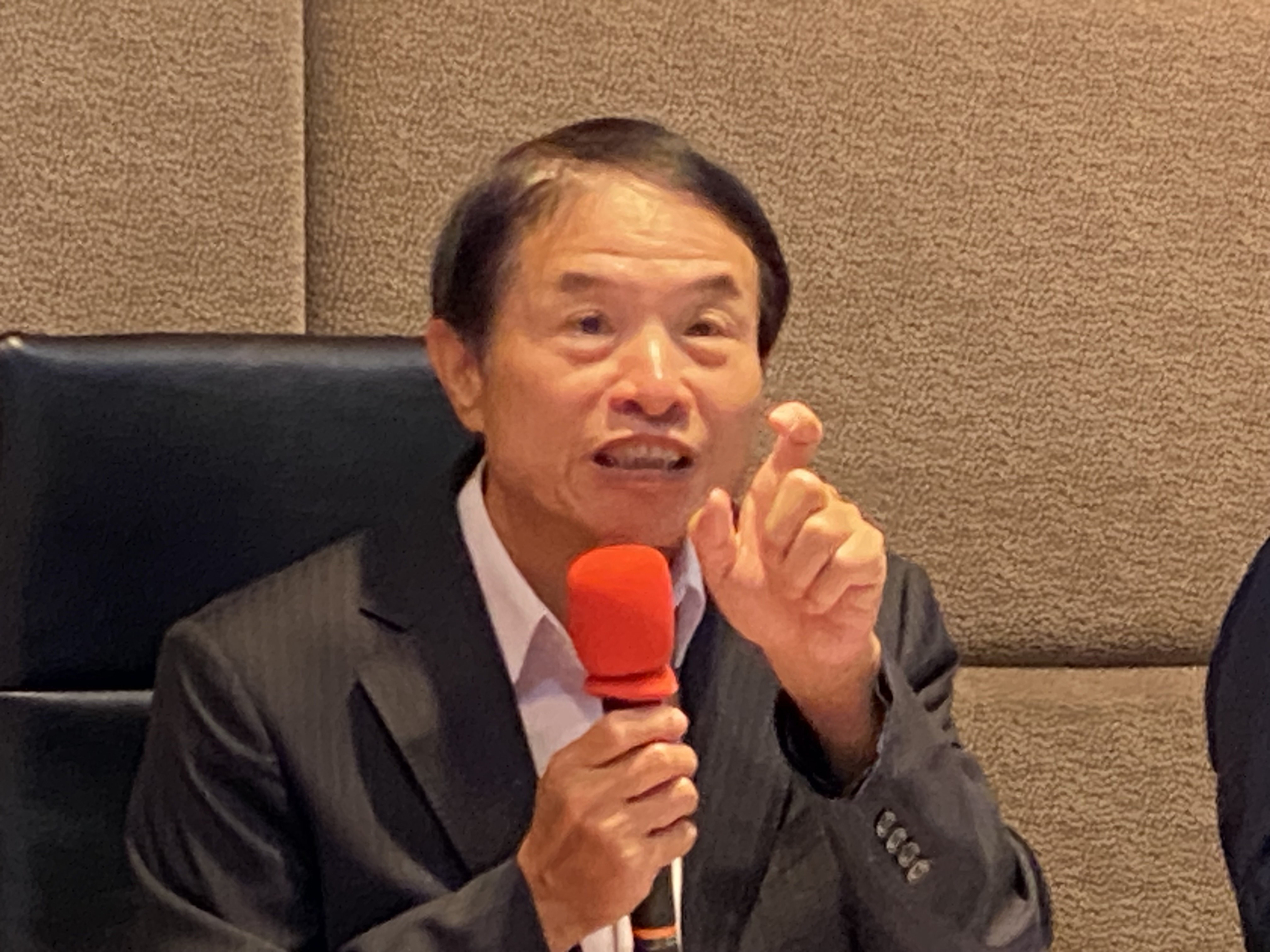 NCC發言人翁柏宗16日說明「東森電視股權交易案承諾事項執行情形」。(吳琍君 攝)