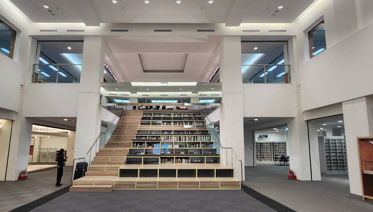 台大圖書館跟上潮流換新貌，一樓空間全面更新。(江昭倫 攝)