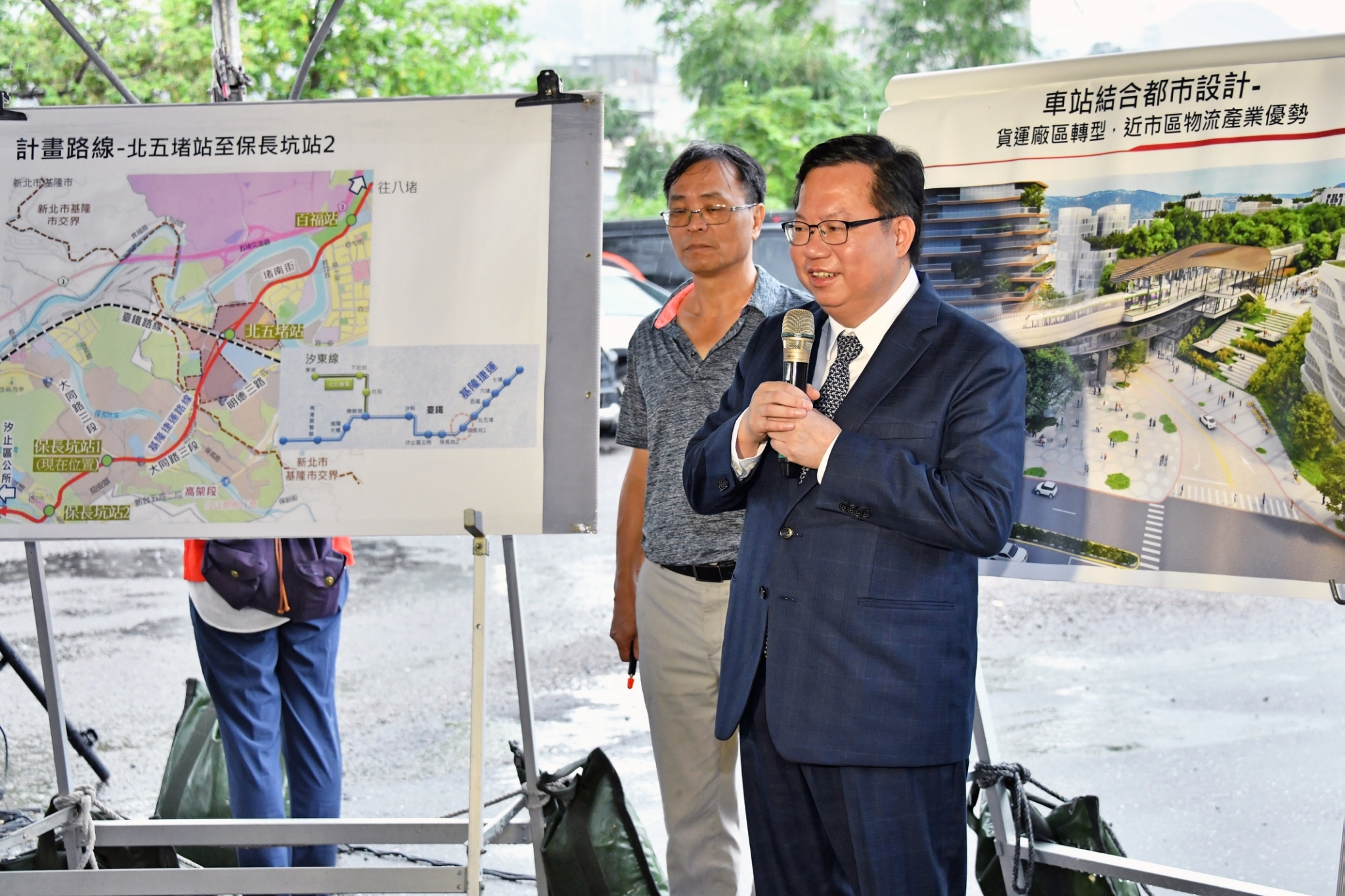行政院副院長鄭文燦表示，採用兩個策略降低基隆財務負擔，興建基隆捷運。(行政院提供)