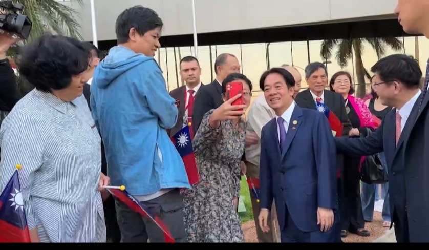 副總統賴清德於當地時間16日一早搭乘包機轉往美國舊金山過境，稍早離開飯店時，僑胞也前來歡送。(特使團提供)