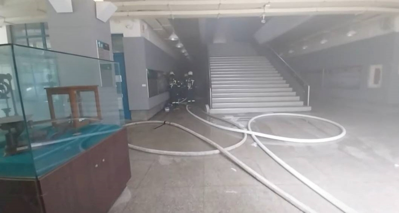台灣大學17日近中午發生爆炸，台北市警消獲報到場發現為化工系實驗室起火，迅速布水線控制火勢，起火原因待查。(翻攝照片/圖：中央社)