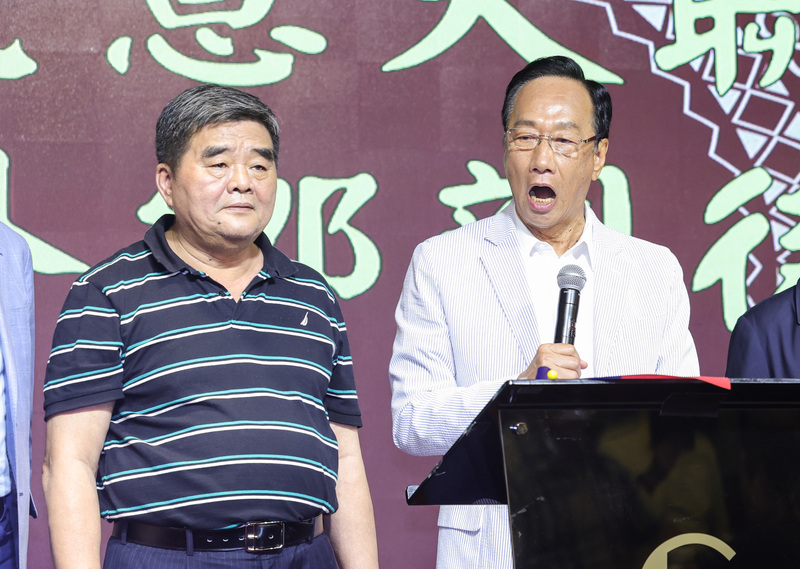 雲林縣前縣長張榮味(左)15日受訪時表示，跟鴻海集團創辦人郭台銘(右)還有聯絡，「等回國再說」，最後大家都會團結在一起，完成大局。圖為兩人今年8月一同出席活動。(資料照/圖：中央社)