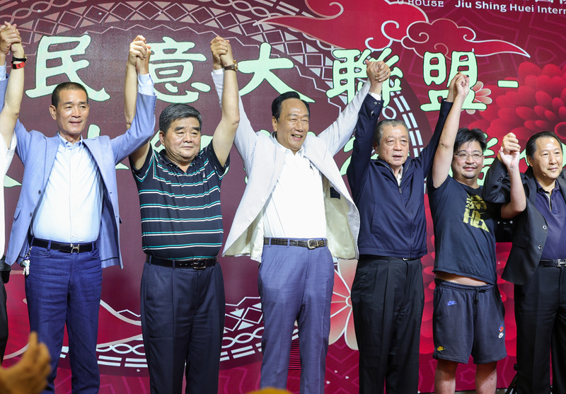 鴻海創辦人郭台銘（左3）17日晚間在台北參加主流民意大聯盟雲林旅外鄉親後援會晚宴，呼籲大家團結所有力量，一起下架民進黨。 (圖：中央社）