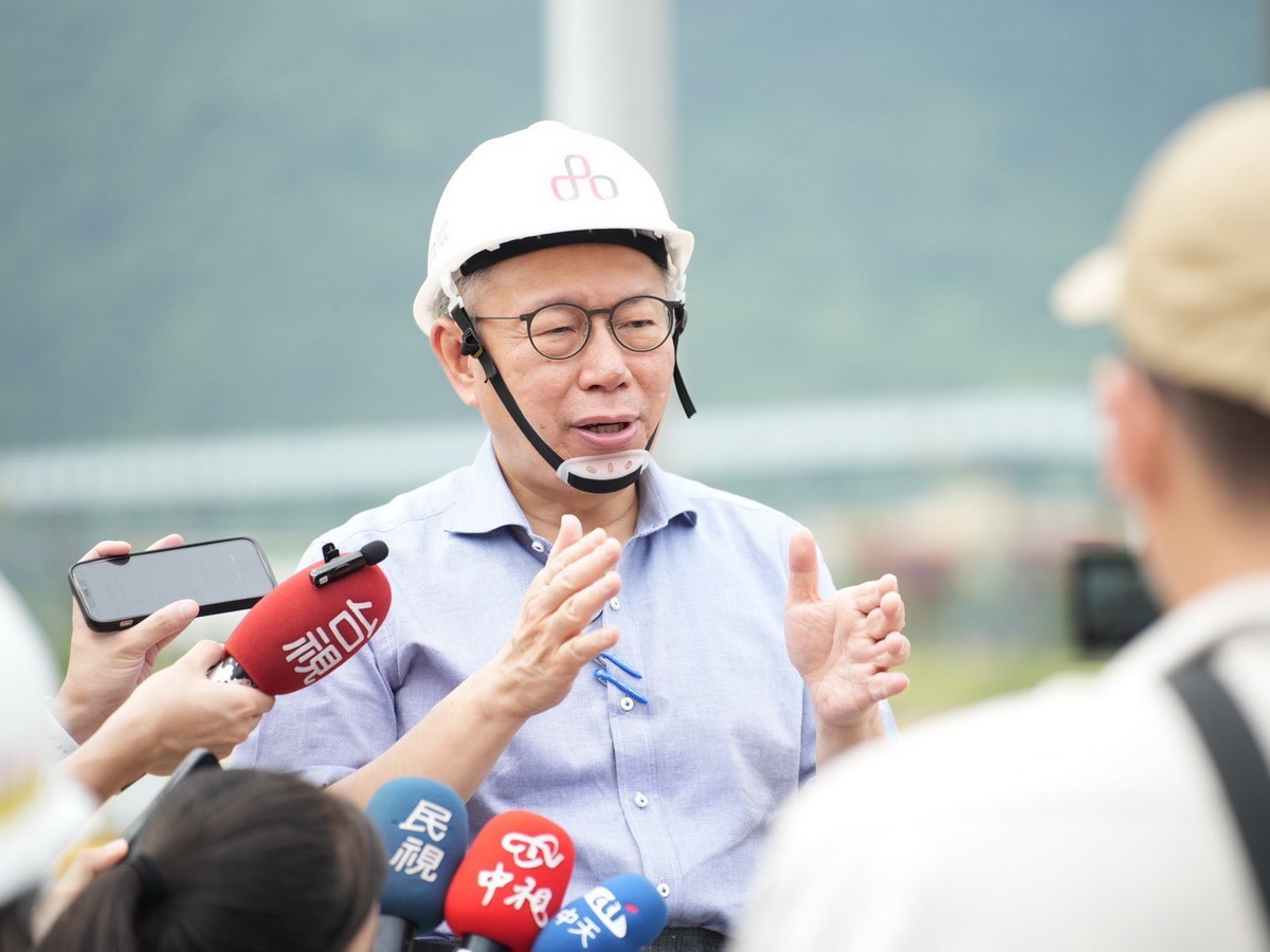 民眾黨指來源不明的「柯文哲內部會議音檔」內容不實、音檔造假，柯文哲在花蓮受訪表示，已叫中央黨部去警察局報案。(民眾黨提供)