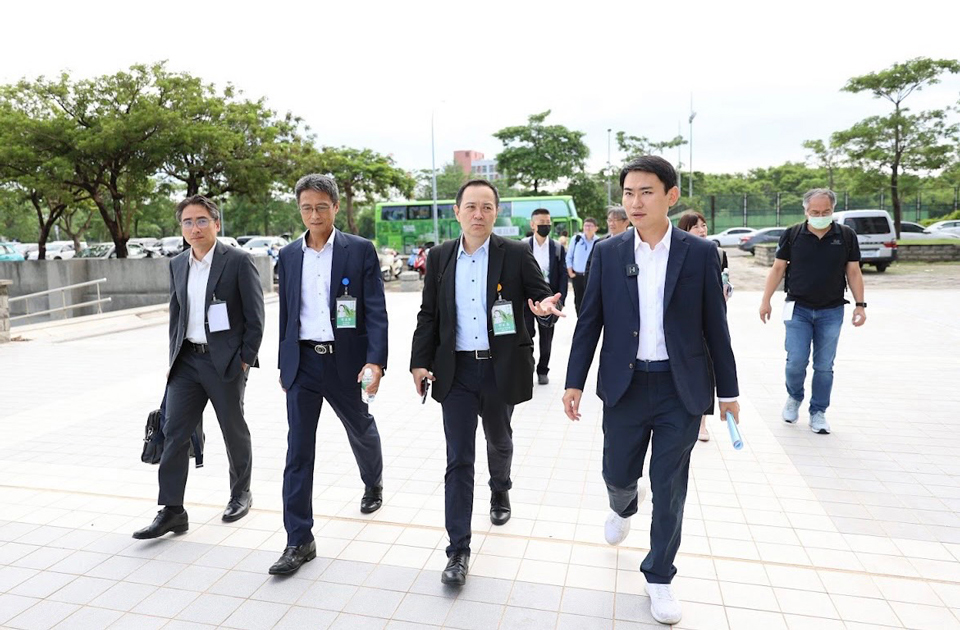 台灣微軟公司技術長花凱龍(左一)、華電聯網業務二處副總經理杜孟郎(左二)、台灣思科系統公共事務事業群總經理李正為(右二)等著名科技業者親訪嘉義，由行政院政務顧問陳冠廷(右一)與嘉義縣長翁章梁陪同，針對南台灣智慧科技人才的培育進行合作。