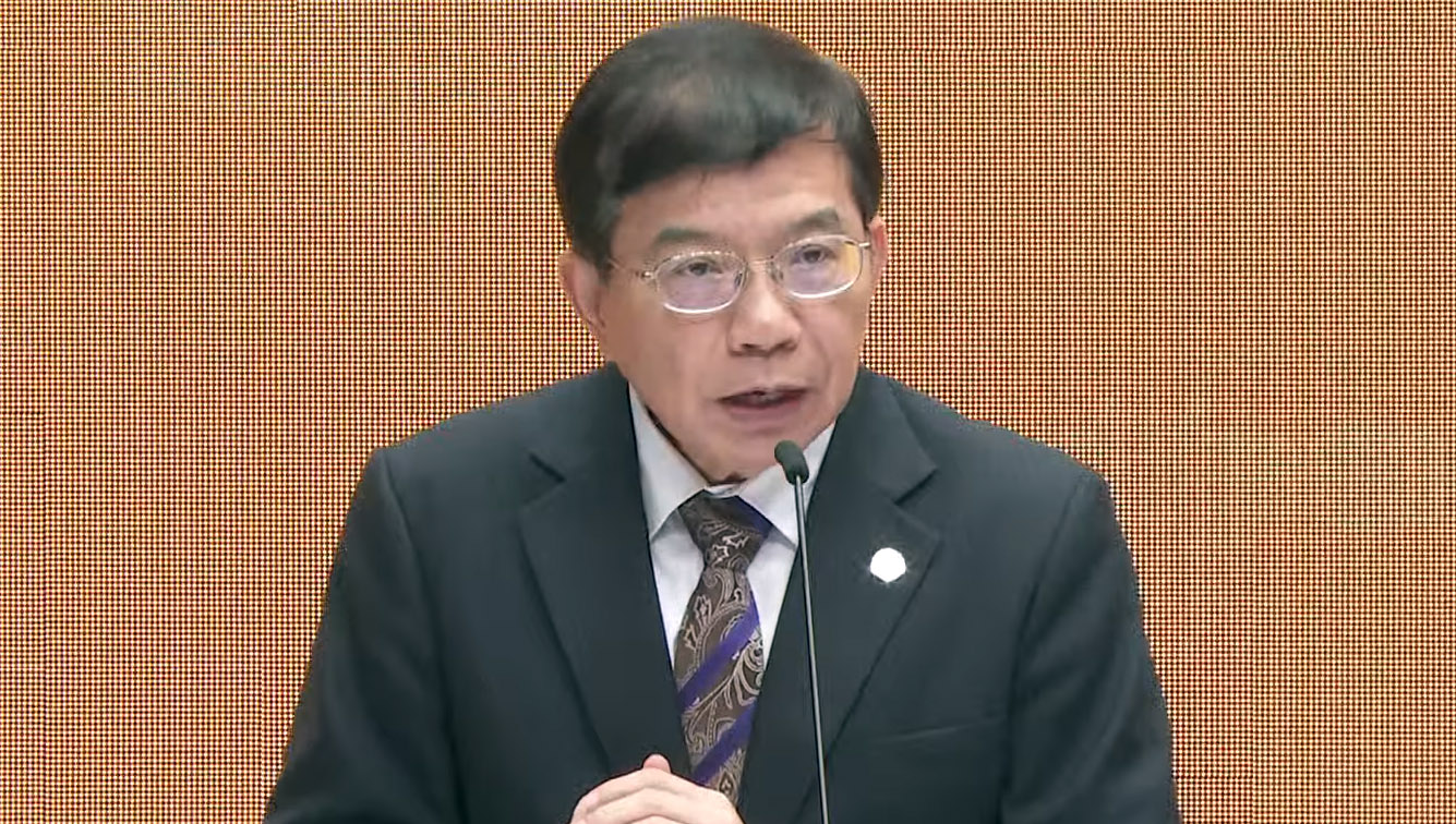 交通部長王國材17日在行政院會後記者會上表示，正在討論開放第三地中國籍旅客來台觀光。(翻攝自行政院開麥啦YouTube)