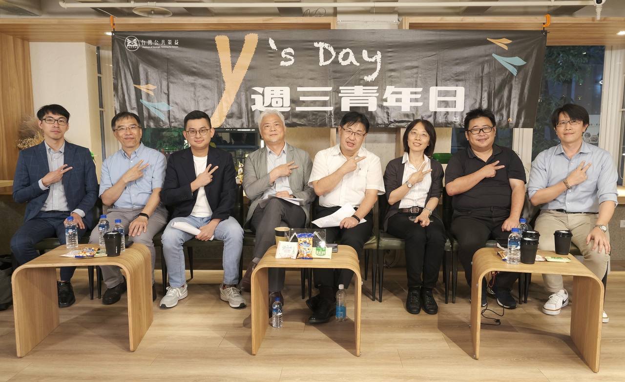 Y’s Day「週三青年日」以「國賠怎麼這麼難？關於國家賠償法青年該知道的幾件事」為主題，探討相關法律概念．圖左起：民間司法改革基金會主任暨專職律師呂政彥、台灣教授協會會長陳俐甫、新北市議員卓冠廷、台灣公民人權聯盟常務理事暨野火法律事務所主持律師陳為祥、東吳大學法律系教授胡博硯、前台北市法務局局長袁秀慧、雪谷南榕法律事務所律師劉繼蔚、台灣智庫副執行長董思齊．（圖：台灣智庫提供）